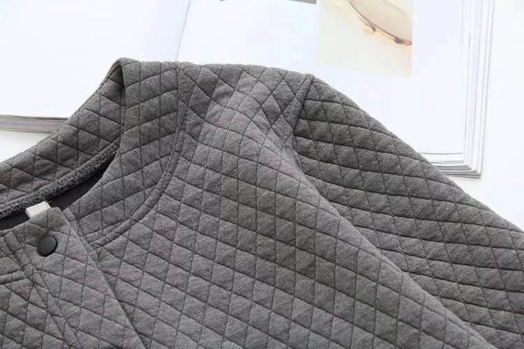 Damen Plus Size Strickjacke mit Karos, elegant & warm, für Herbst und Frühling.