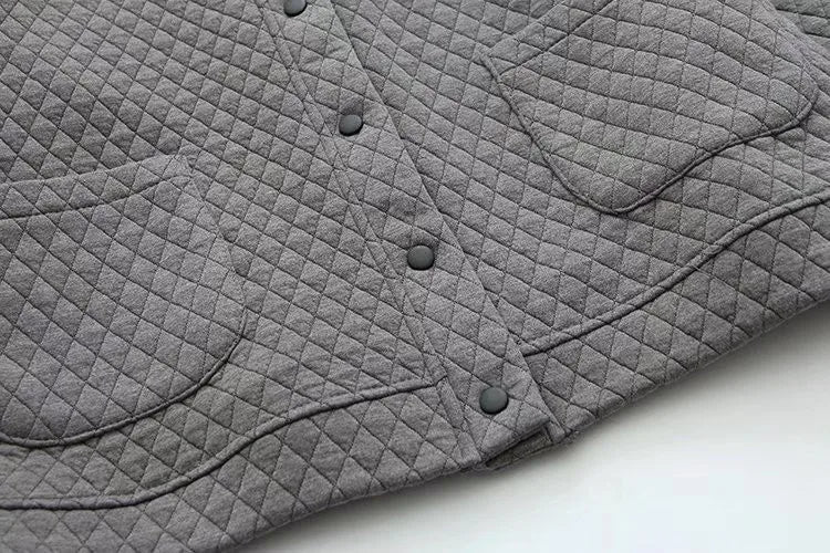 Stilvolle Plus Size Damenstrickjacke, kariert, langarm, für einen schicken Look.