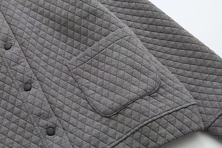 Trendige Plus Size Strickjacke, kariert, aus weichem Material für optimalen Komfort.