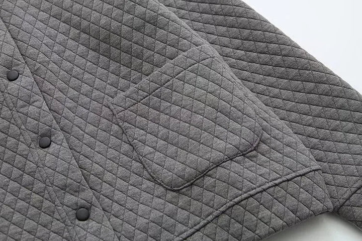 Trendige Plus Size Strickjacke, kariert, aus weichem Material für optimalen Komfort.