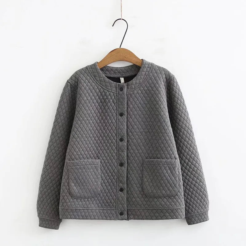 Elegante karierte Strickjacke in Übergröße für Damen, weich & modisch.