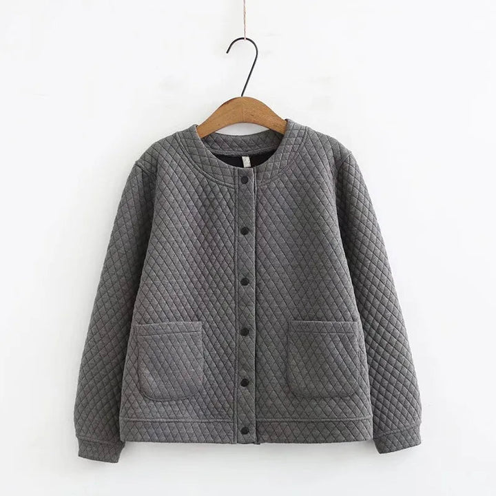 Elegante karierte Strickjacke in Übergröße für Damen, weich & modisch.