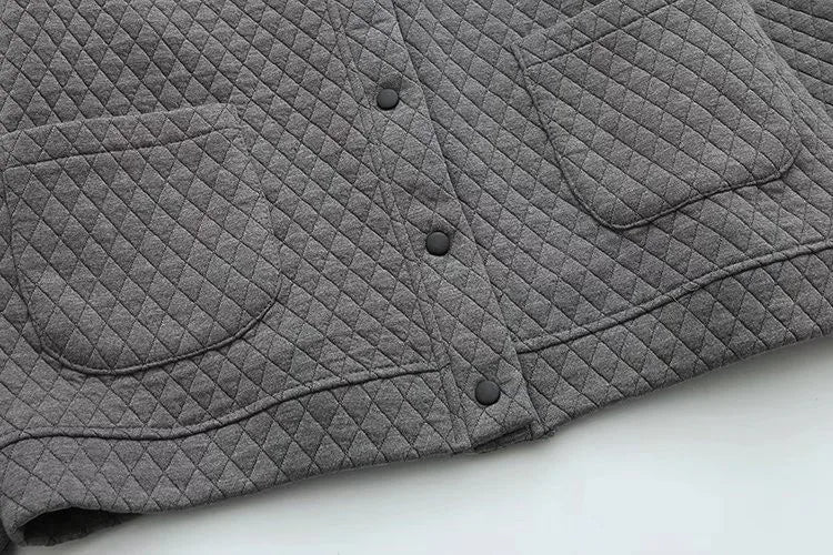 Bequemer Damen Cardigan in Plus Size, kariert, als stilvolles Oberteil.