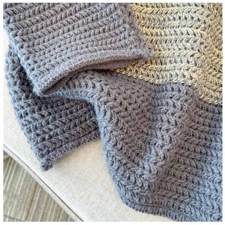 Bequemer Frauen Übergrößen Kuschelpullover. Farbmix-Patchwork, perfekt für herbstliche Gemütlichkeit.