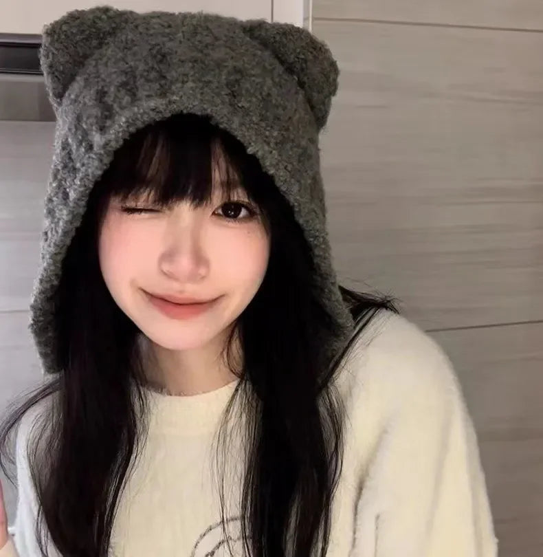 Süße Teddy Beanie für Damen mit Bärenohren, die Sie im Winter warm und bequem hält.