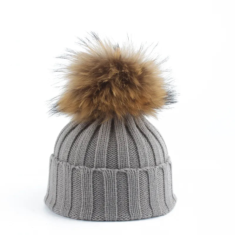Modische Damen Wintermütze mit Bommel, warm und stilvoll für kalte Tage.