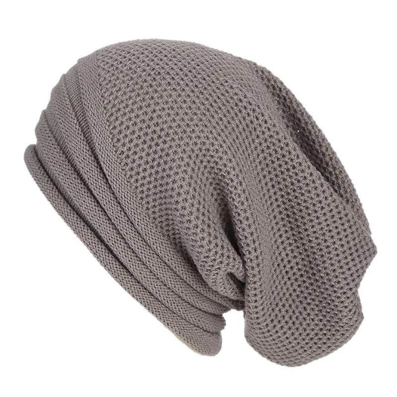 Nahaufnahme: Elegante Kristalle auf einer warmen, luxuriösen Unisex Wintermütze. Stylische Herbst/Winter Mode Beanie.