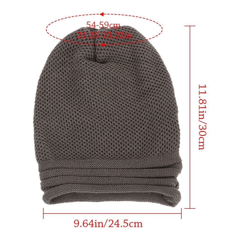 Detaillierte Ansicht der gestrickten Textur & schimmernden Kristalle auf der trendigen Unisex Wintermütze. Warm & gemütlich.