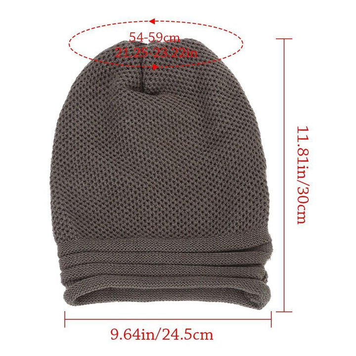 Detaillierte Ansicht der gestrickten Textur & schimmernden Kristalle auf der trendigen Unisex Wintermütze. Warm & gemütlich.