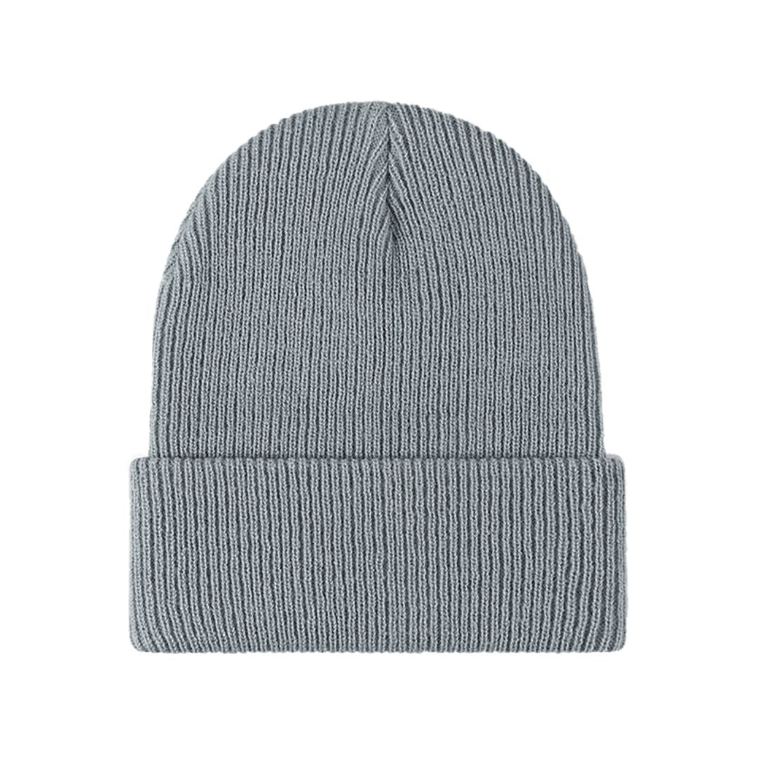 Detailaufnahme einer kuscheligen Unisex Strickmütze Beanie. Zeigt die feine Strickstruktur für Wärme im Winter.