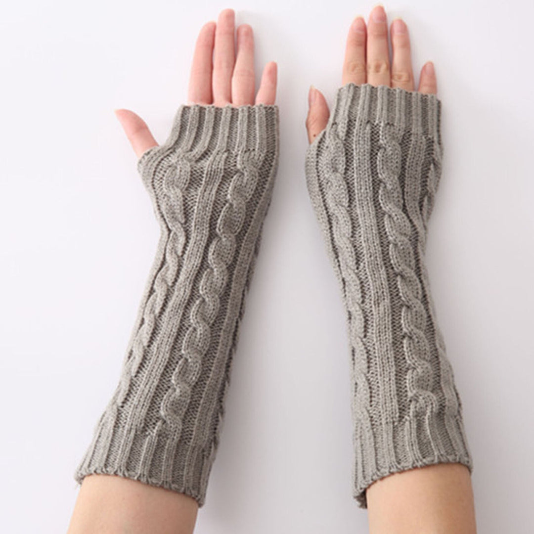 Hochwertige, fingerlose Damen-Handschuhe, in Langform, spenden Wärme und sind ein modisches Statement im Herbst.