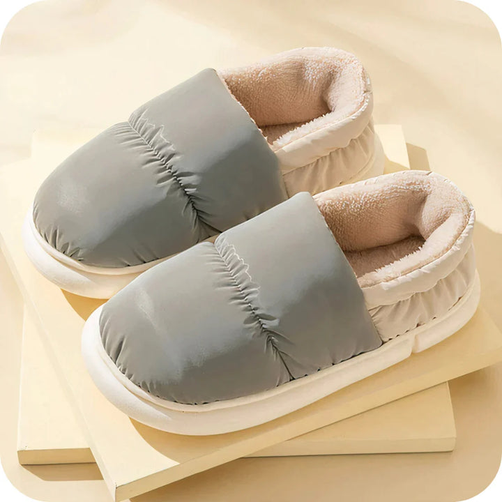 Stylische Slipper für Damen & Herren. Kuschelige Winter-Hausschuhe für wohlige Wärme an kalten Tagen.