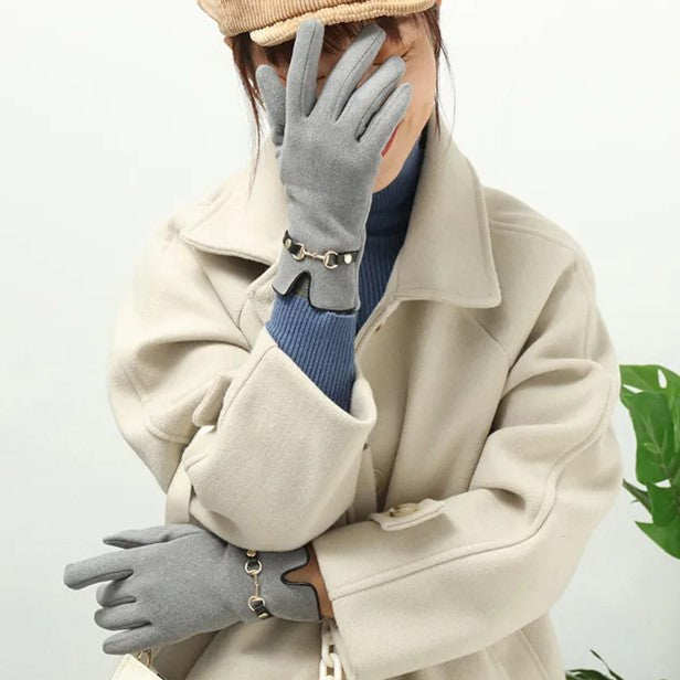 Dame bedient Smartphone mühelos mit den warmen, touchscreen-fähigen Mella Damen Winterhandschuhen.