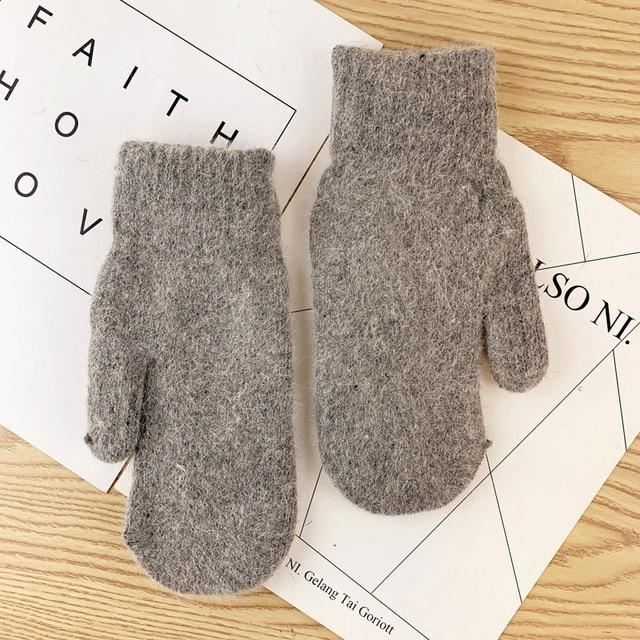 Trendige Unisex Winter Plüschhandschuhe. Stylische Fäustlinge in Schwarz, super warm für kalte Tage.