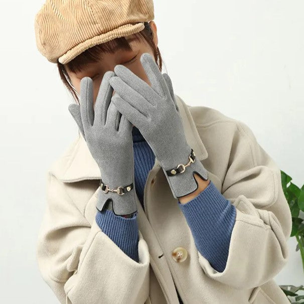 Ein Paar Mella Damen Winterhandschuhe: Warm, gemütlich und stilvoll. Optimaler Kälteschutz mit Touchscreen-Funktion.