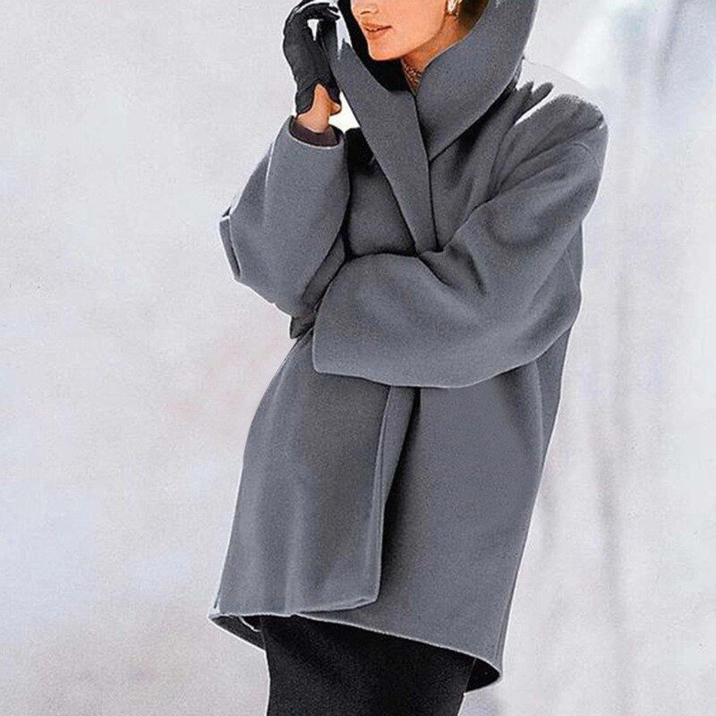 Damen Winterjacke mit markant breitem Kragen. Warmer, eleganter Mantel für die kalte Jahreszeit.