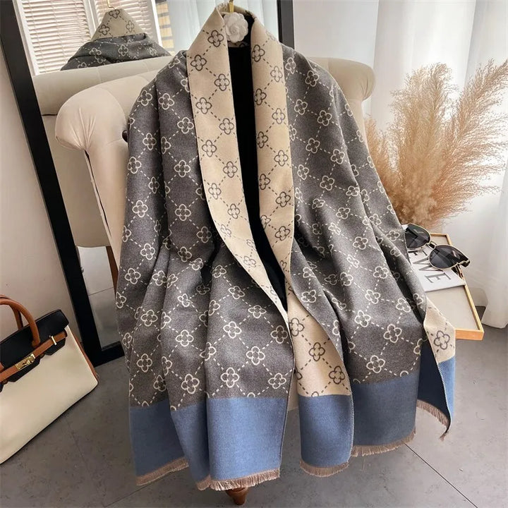 Warmer Damen Schal mit Blumenmuster für kalte Herbst- & Wintertage. Modisches, elegantes Accessoire.