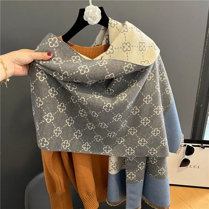 Vielseitiger Damen Blumenschal als elegantes Winter-Accessoire. Warm & modisch für jeden Anlass.