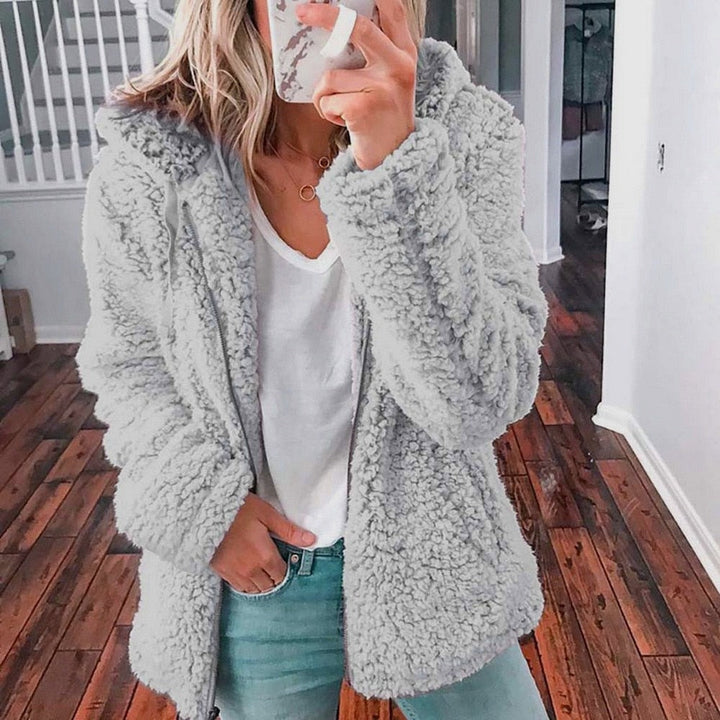 Warme Plüsch-Kapuzenjacke für Damen: Gemütlicher Winter-Cardigan im Teddy-Look.