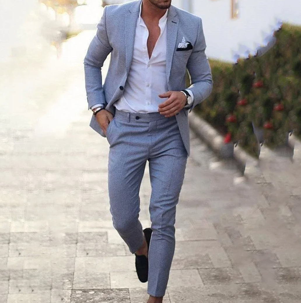 Stilvoller Business Anzug für Herren, bestehend aus Sakko und passender Hose, ideal für professionelle Auftritte.