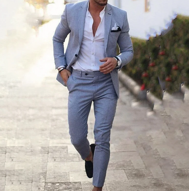 Stilvoller Business Anzug für Herren, bestehend aus Sakko und passender Hose, ideal für professionelle Auftritte.