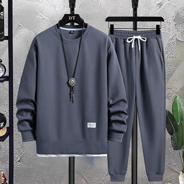 Trendiger Herren Freizeitanzug aus weichem Material. Perfekter Jogginganzug für ein stilvolles und bequemes Outfit.