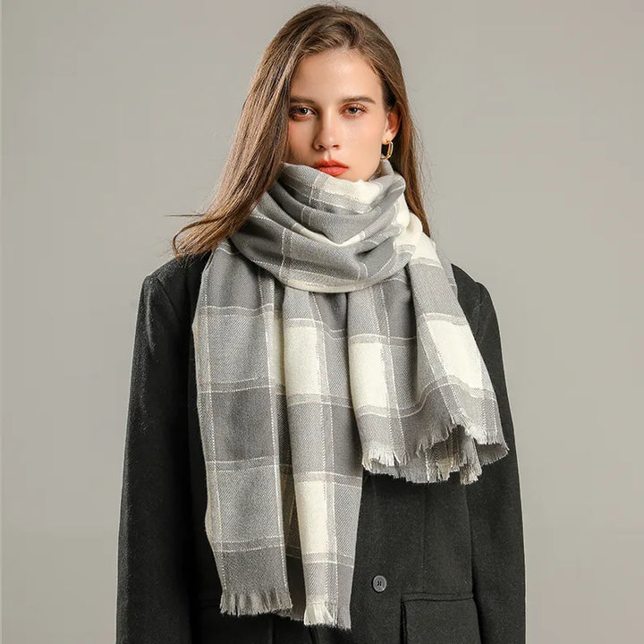 Trendiger, kuscheliger Unisex Kariertschal Jennica. Warmes Accessoire für Herbst und Winter.