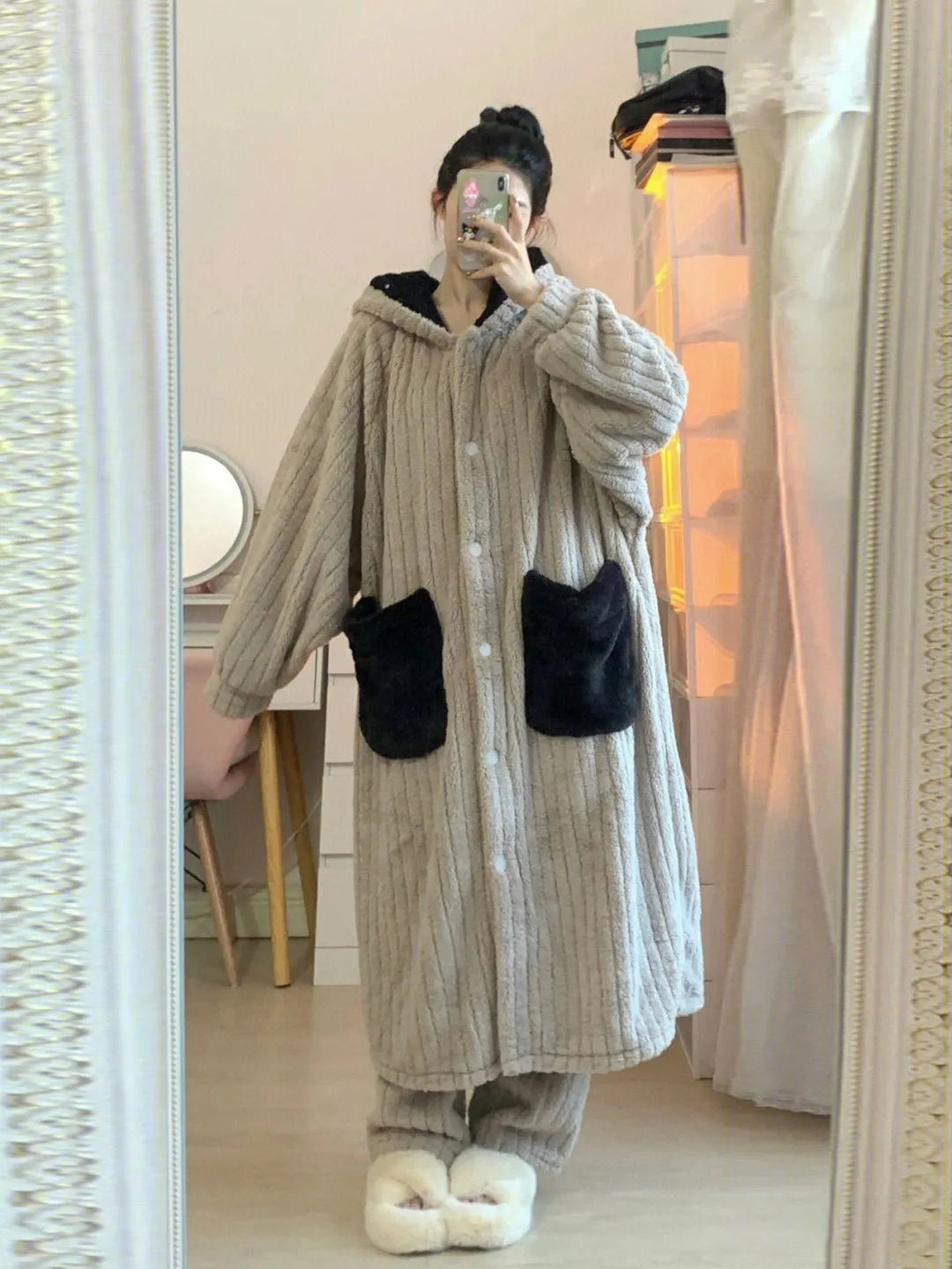 Kuscheliger Damen Winter Bademantel mit Kapuze, lang und wärmend für gemütliche Stunden.