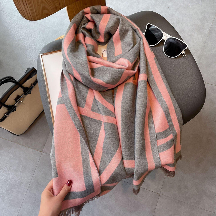 Stylischer Damenschal für Herbst/Winter, wärmend und weich, ein modisches Accessoire.