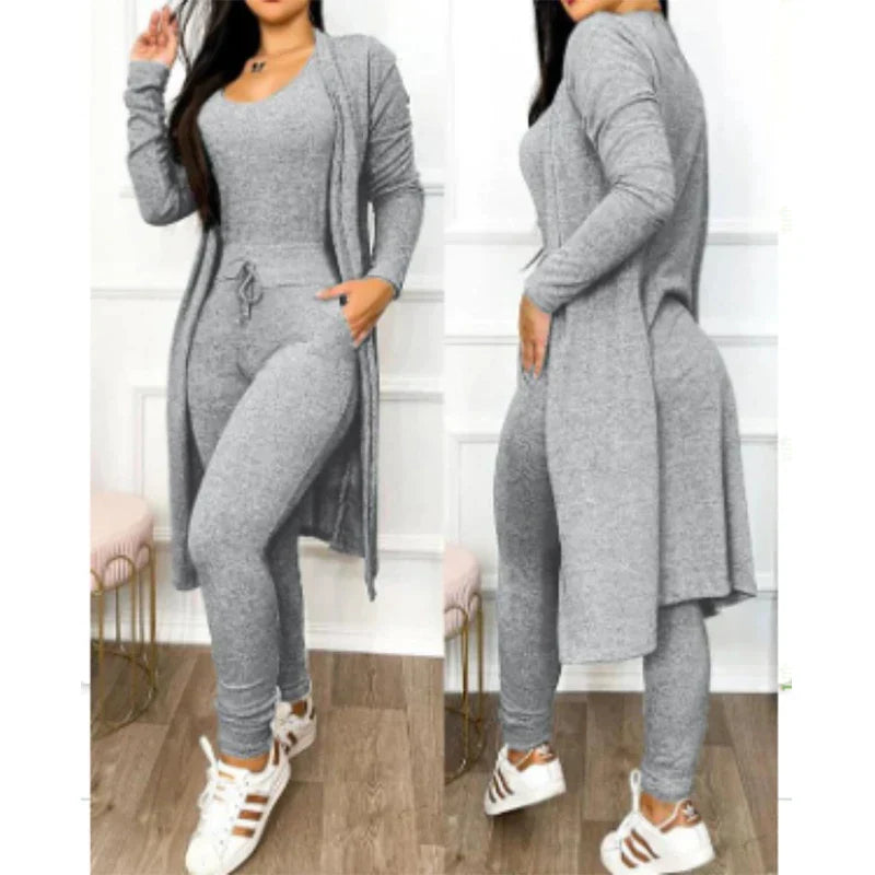 Model präsentiert figurbetonten Damen 2-Teiler Jumpsuit mit Jacke. Perfektes Outfit für Frühling/Herbst.