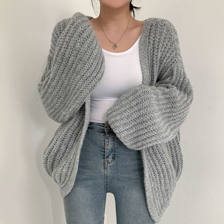 Stilvolle Damen Oversize Strickjacke aus Grobstrick für modische Herbst- und Winter-Outfits.