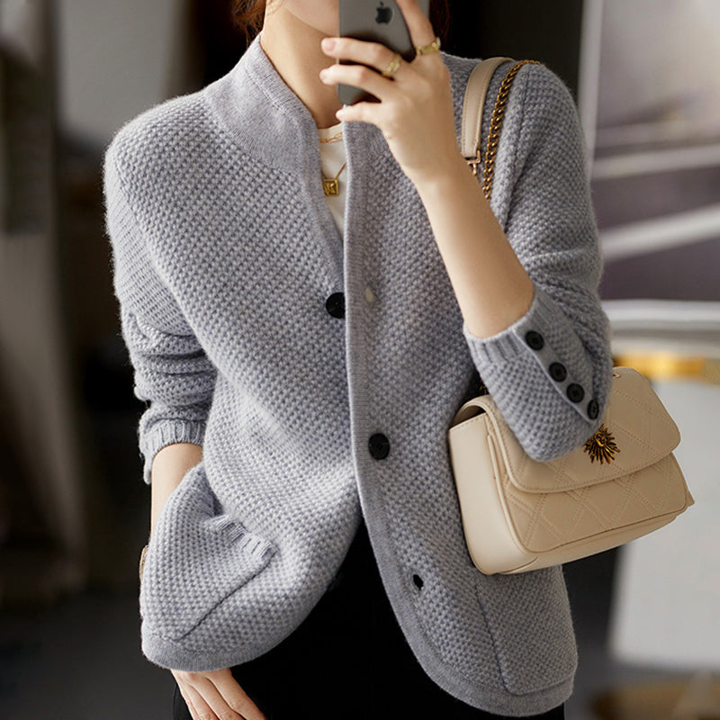 Chunky Damen Cardigan Weste für bequeme Herbstmode. Vielseitig kombinierbar für jedes Outfit im Lagenlook.