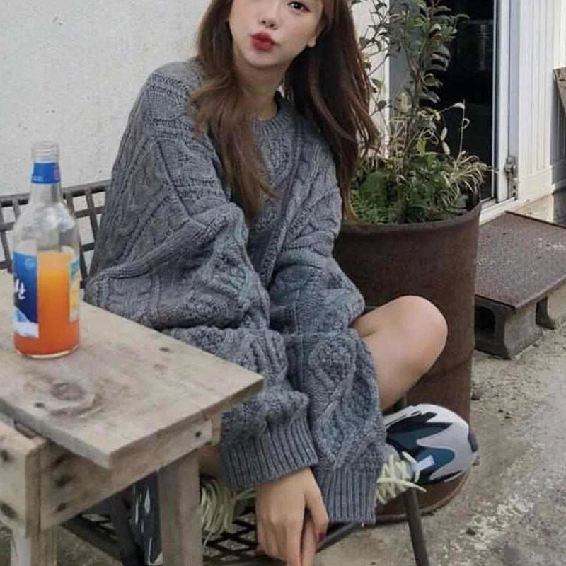 Frau in stilvollem Damen Oversized Strickpullover, ideal als gemütliches Herbst- oder Winter-Outfit.
