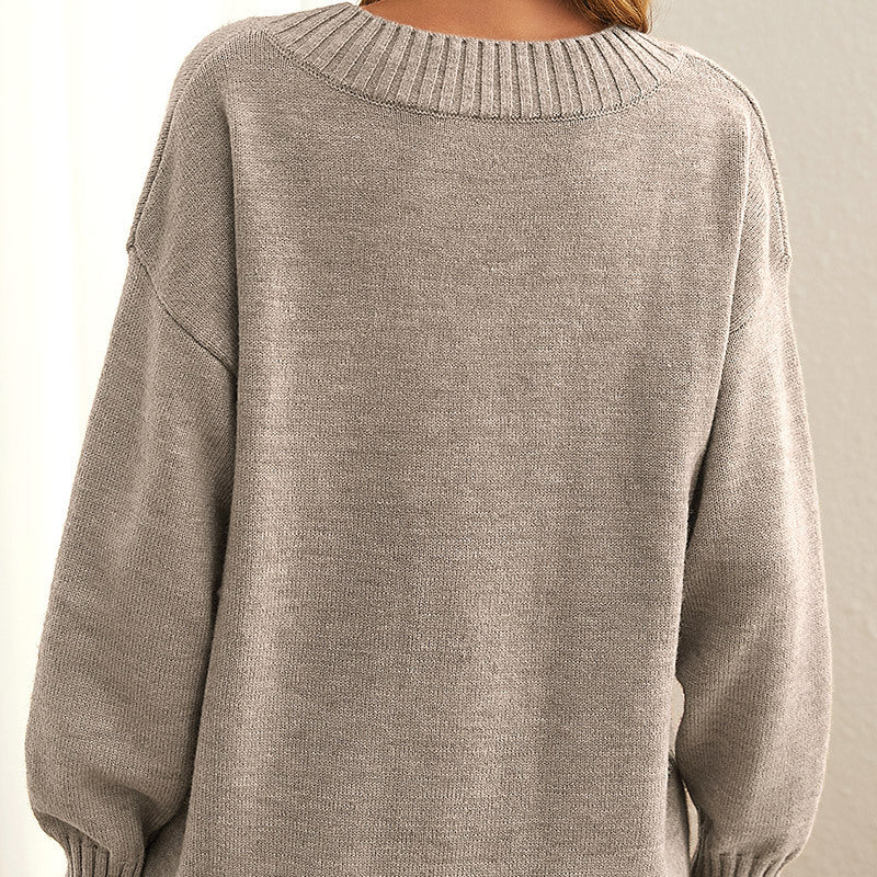 Gemütlicher weißer Damen Herbstpullover mit V-Ausschnitt und langen Ärmeln. Perfekt als Büro Outfit.