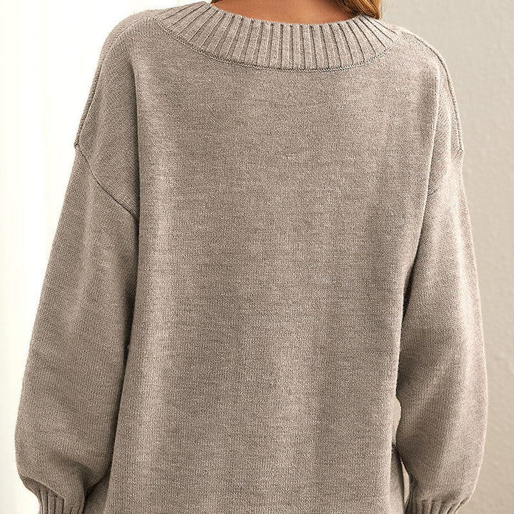 Gemütlicher weißer Damen Herbstpullover mit V-Ausschnitt und langen Ärmeln. Perfekt als Büro Outfit.