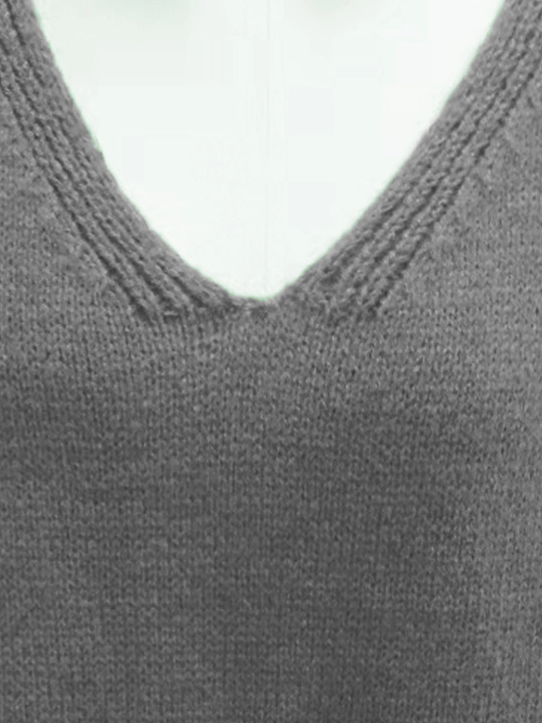 Modischer V-Ausschnitt Damen Strickpullover in Übergröße. Bequem und schmeichelhaft für kurvige Figuren.