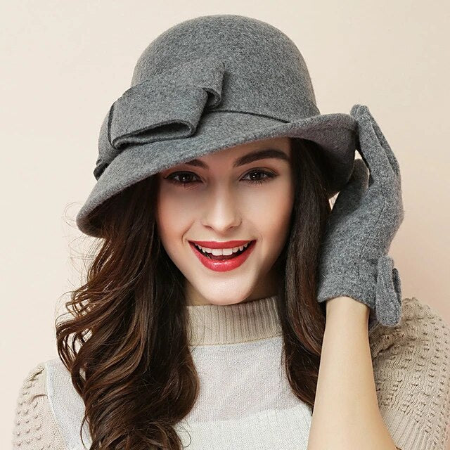 Damen Fedora Hut als modisches Winteraccessoire. Eleganter Vintagehut, ideal für stilvolle Herbstlooks.