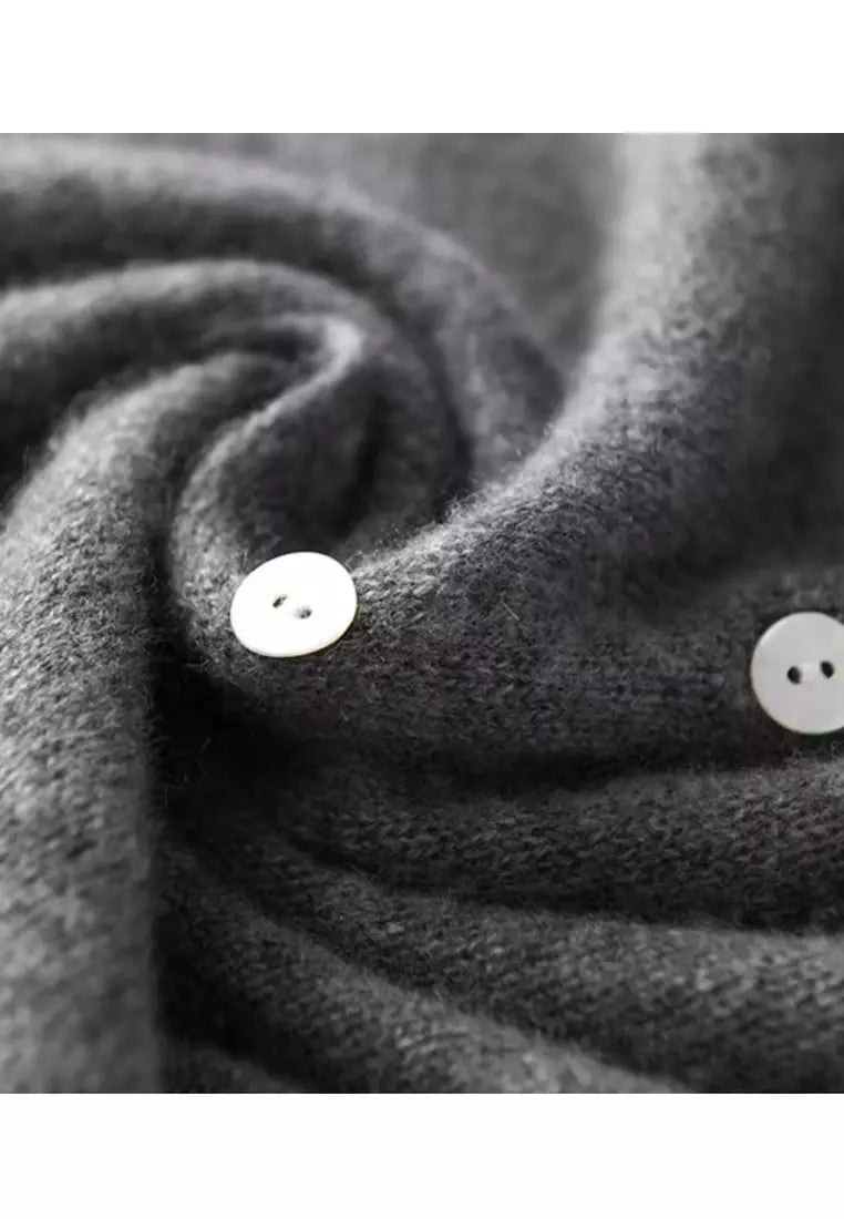 Modischer Damen Strick-Cardigan, asymmetrisch geschnitten. Idealer Herbst/Winter Pullover für Frauen.