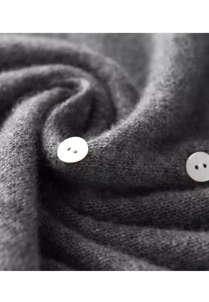 Modischer Damen Strick-Cardigan, asymmetrisch geschnitten. Idealer Herbst/Winter Pullover für Frauen.