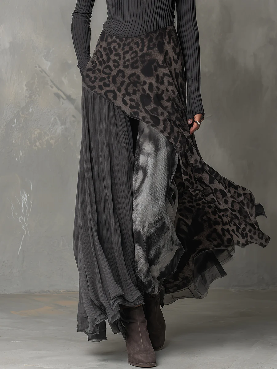 Damen Maxi-Kleid in Grau mit Streifen & Leopardenmuster, unregelmäßigem Saum. Perfektes Boho-Sommerkleid für Frauen.