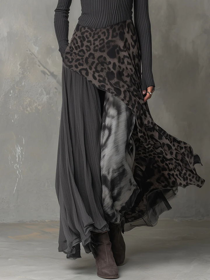 Damen Maxi-Kleid in Grau mit Streifen & Leopardenmuster, unregelmäßigem Saum. Perfektes Boho-Sommerkleid für Frauen.