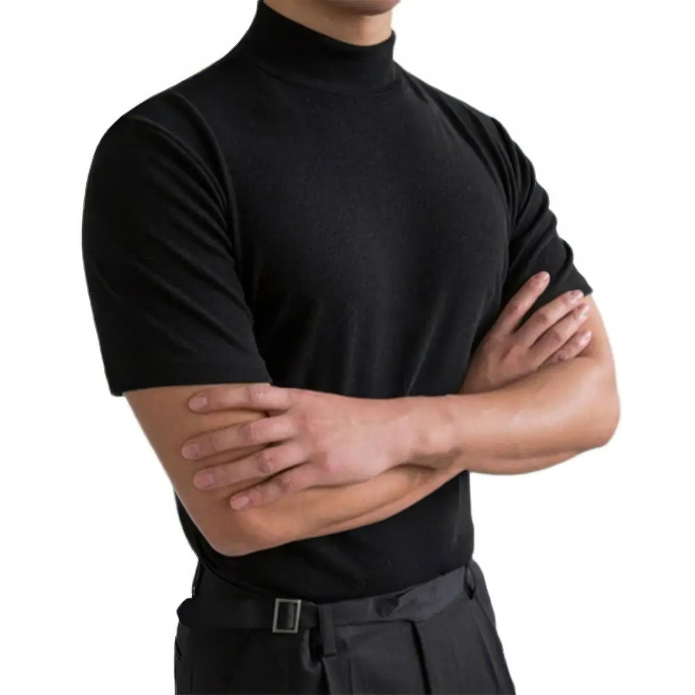 Komfortables, atmungsaktives Herren Kurzarm Rollkragenshirt in Weiß. Zeitloser moderner Stil für jeden Anlass.