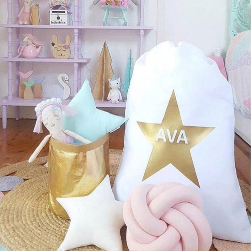 Rosa Plüsch-Knotenkissen, handgemacht; weicher Kissenball als gemütliches Sofakissen oder Kinderzimmer-Accessoire.