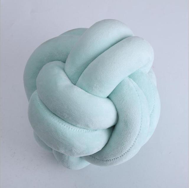 Stylisches Knotenkissen in Grau, weich & gemütlich. Handgemachter Kissenball als einzigartiges Wohnaccessoire im nordischen Stil.