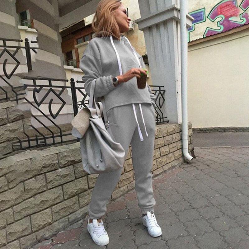 Eleganter Damen Trainingsanzug. Moderner Zweiteiler für Herbst & Winter. Stilvoll, bequem & perfekt als Loungewear.