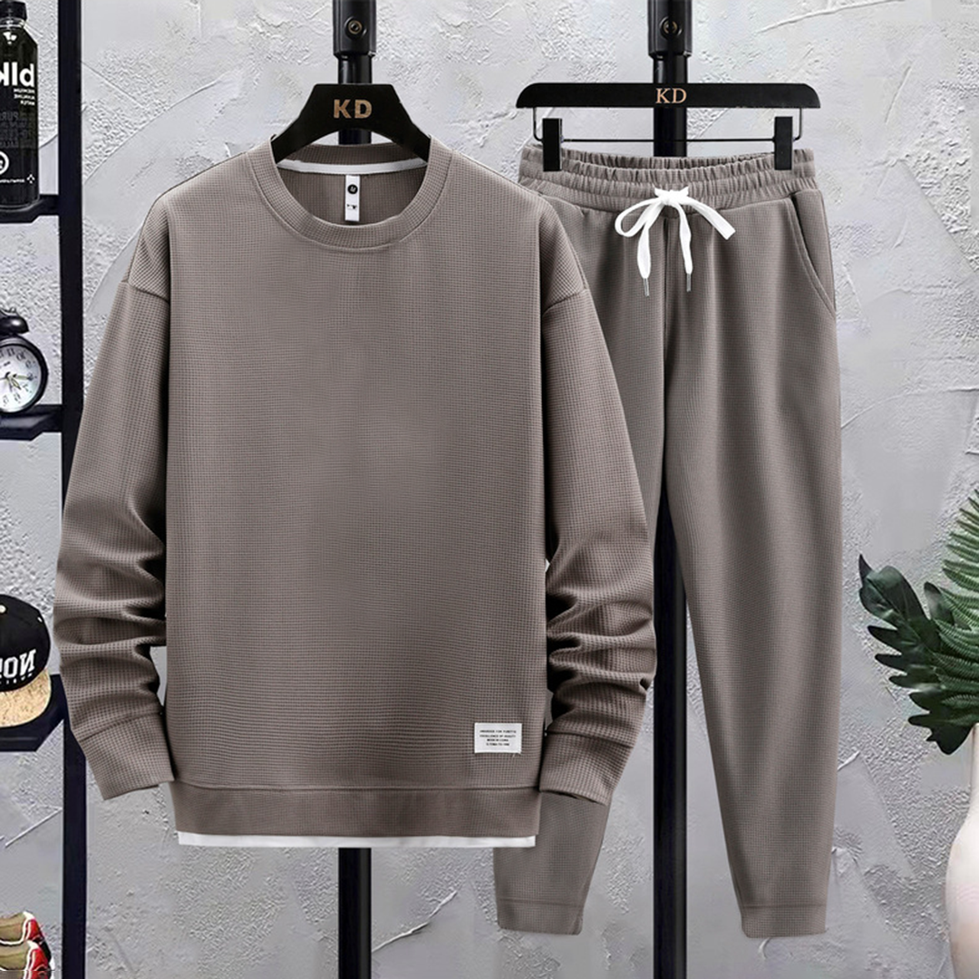 Vielseitiger Herren Sportanzug für Freizeitaktivitäten und Entspannung. Komfortable Loungewear, perfekt für Zuhause.