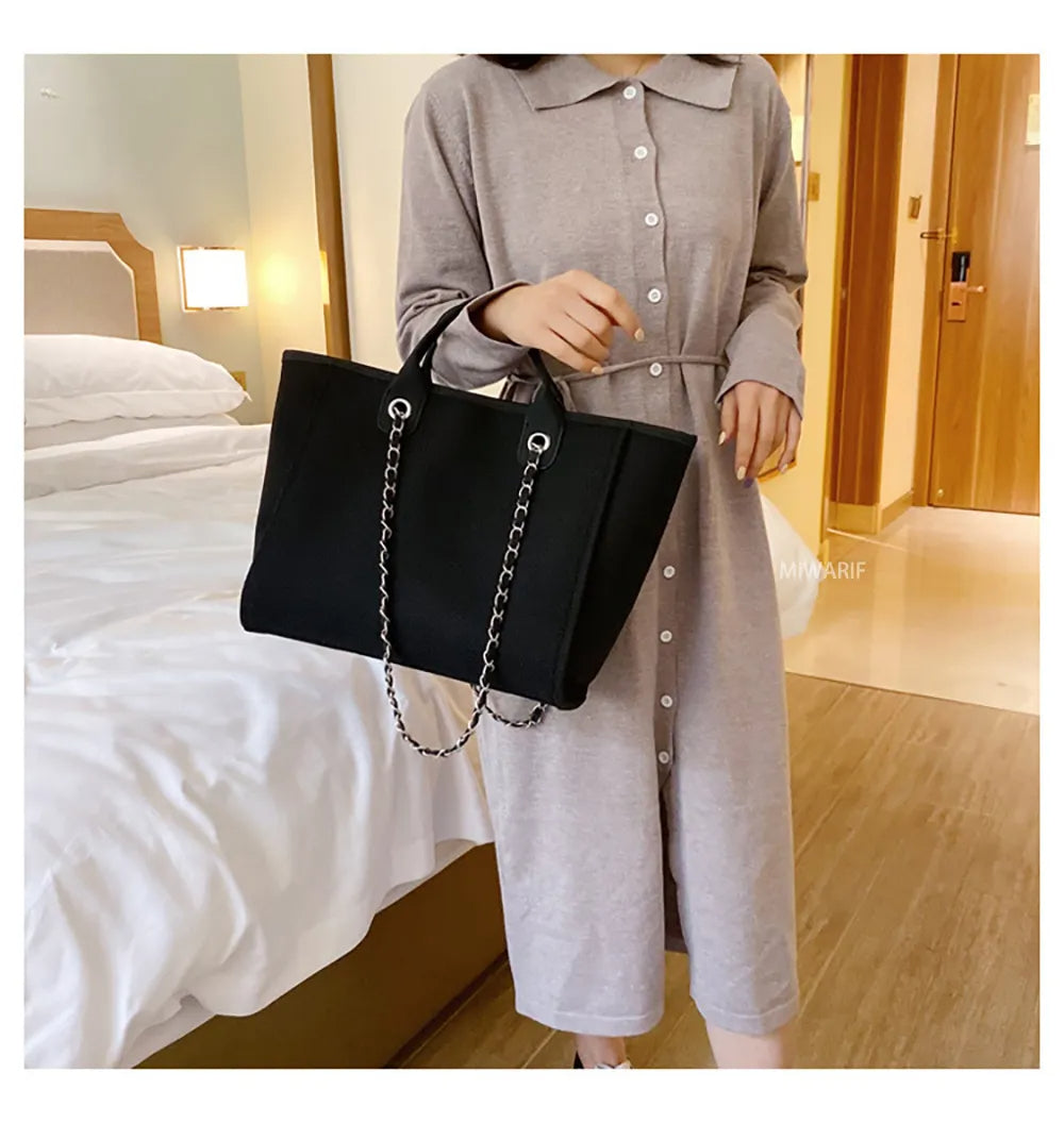Stilvolle Designer Schultertasche für Damen, elegantes Mode-Accessoire in Grau.