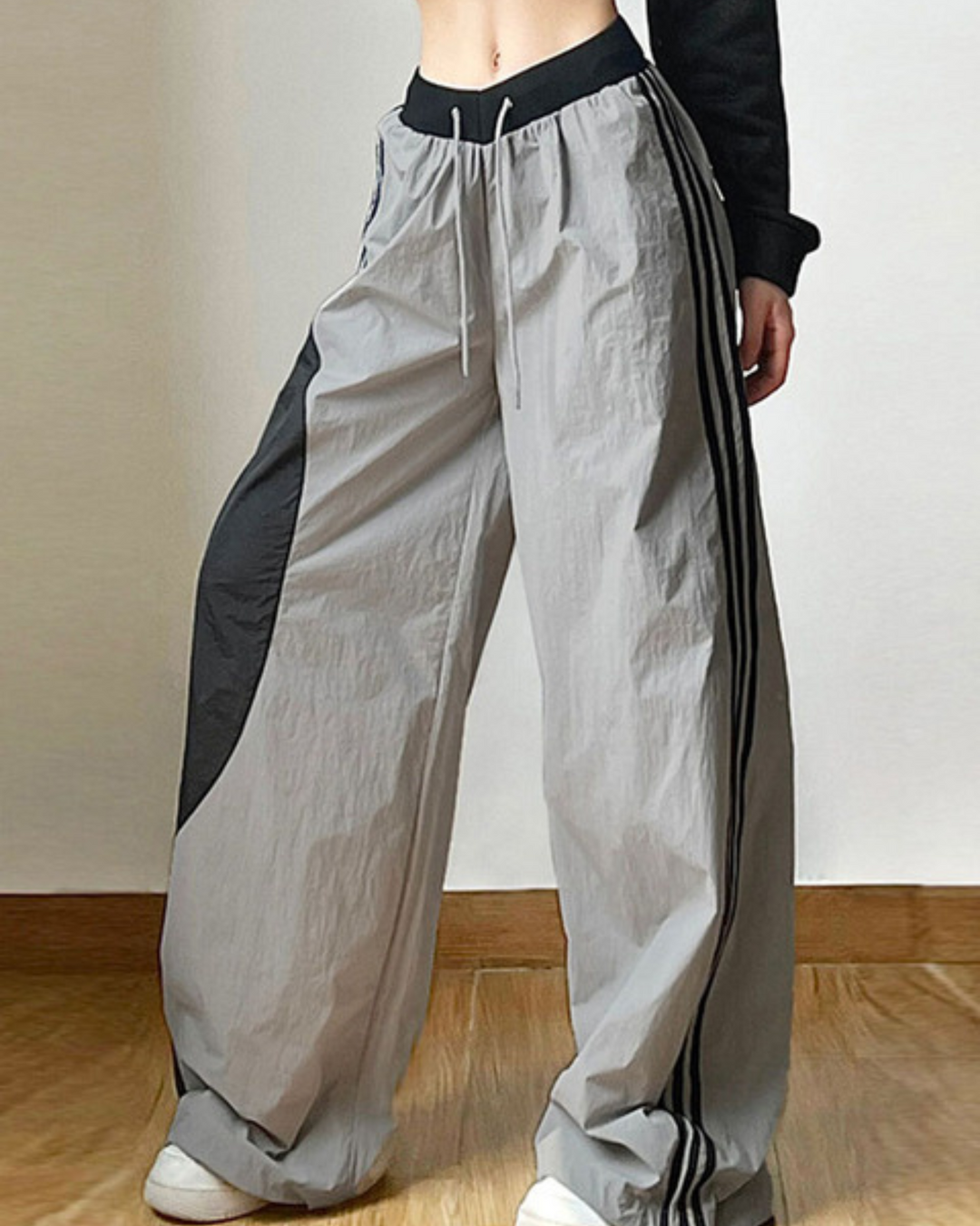 Graue Damen Sporthose, Oversized mit weitem Bein & elastischem Bund. Super bequem für Sport & Freizeit.