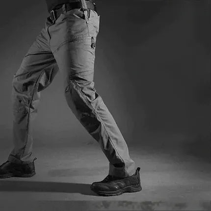 Vielseitige Herren Funktionshose, wasserdicht, als Arbeitshose oder Freizeithose für alle Wetter.
