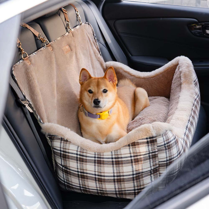 Hochwertiger Plüsch-Hundeautositz, waschbar, für entspannte Hundereisen und Autosicherheit.